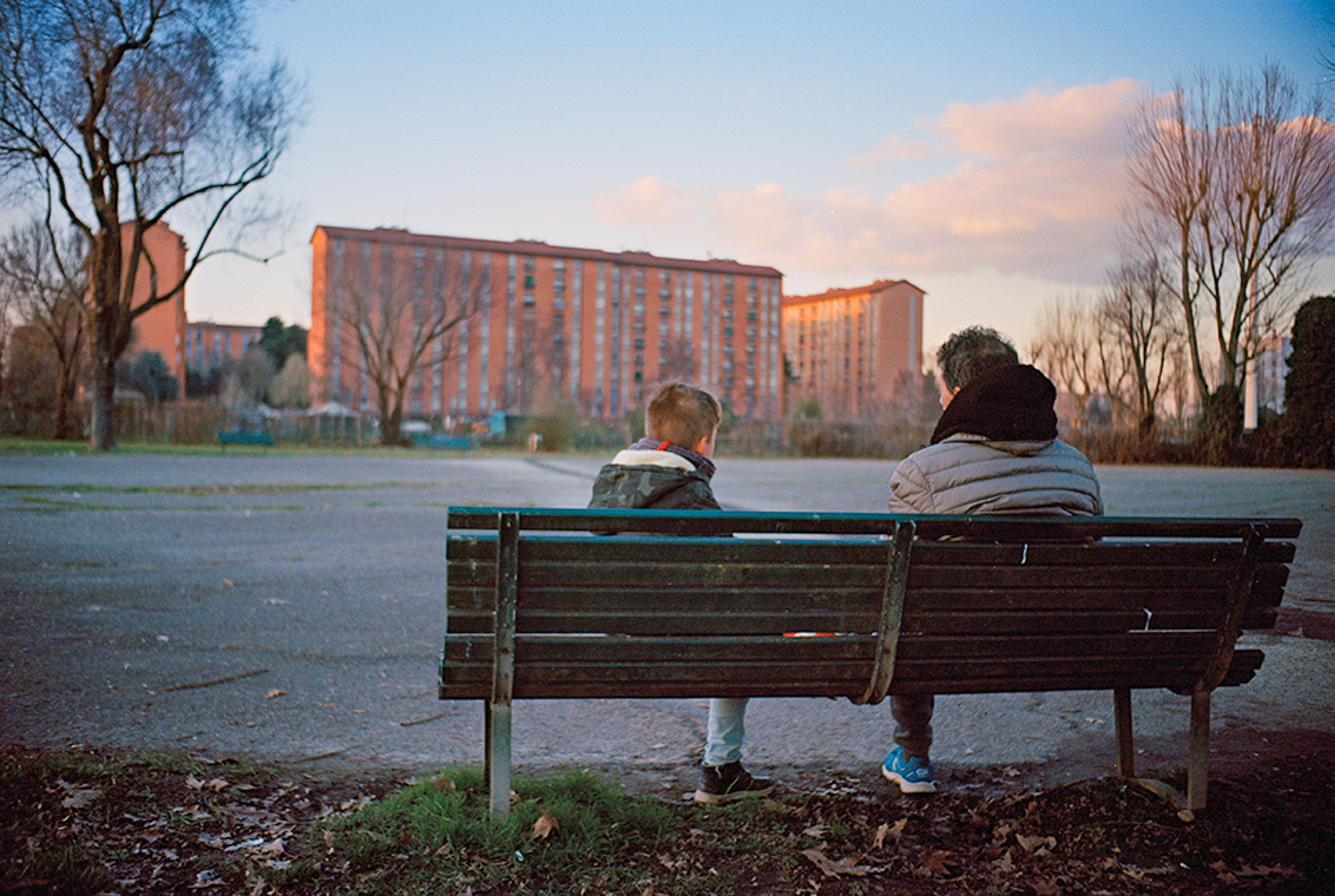 Figliolo e padre in un parco alla Barona. Milano, 2018