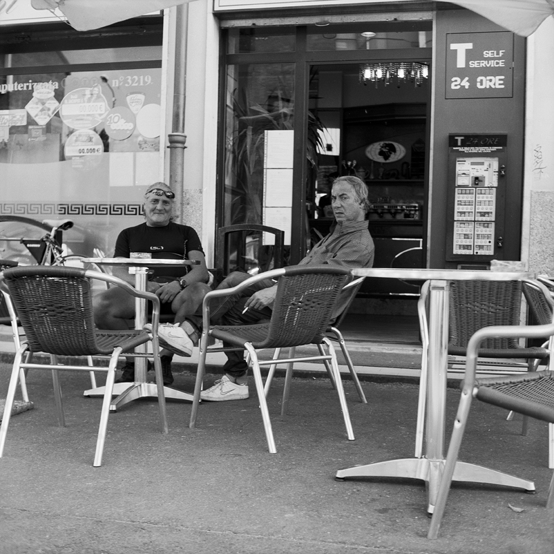 Habitués al bar nella periferia sud. Milano, 2013
