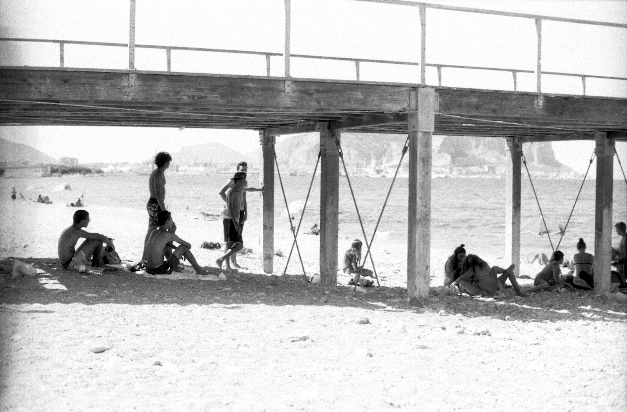 Ragazzi sotto il pontile di Romagnolo. Palermo, 2017