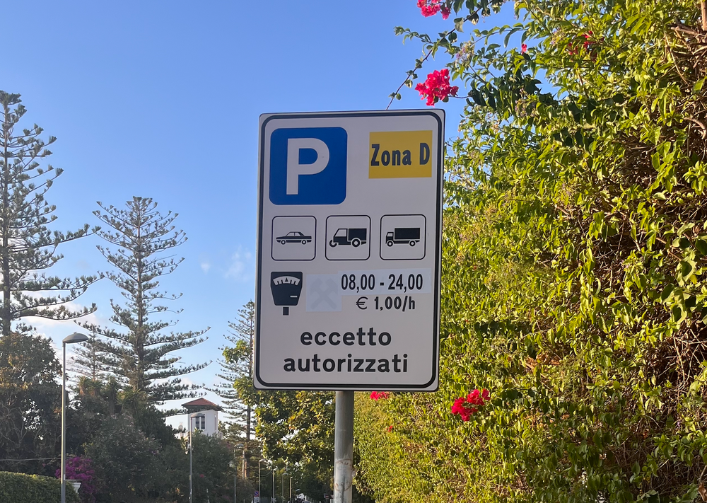 Nuovo cartello della Zona D per la sosta a pagamento a Mondello