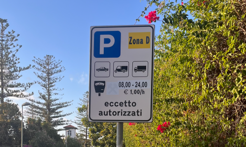 Nuovo cartello della Zona D per la sosta a pagamento a Mondello