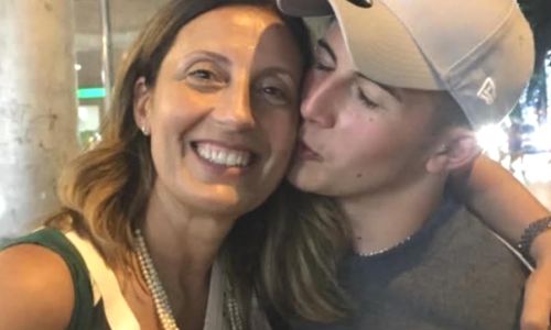 Anna Fanciullo sorride mentre il figlio Giulio Zavatteri la bacia sulla guancia